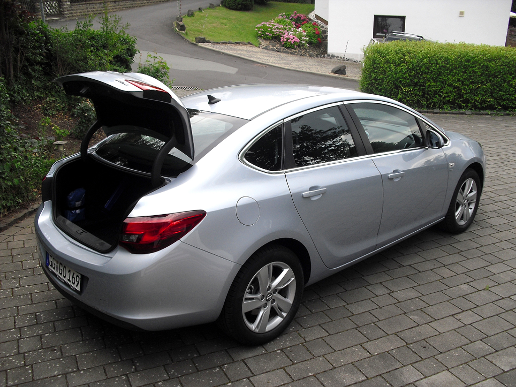 Auto im Alltag: Opel Astra Viertürer Exklusiv 1.6 CDTI