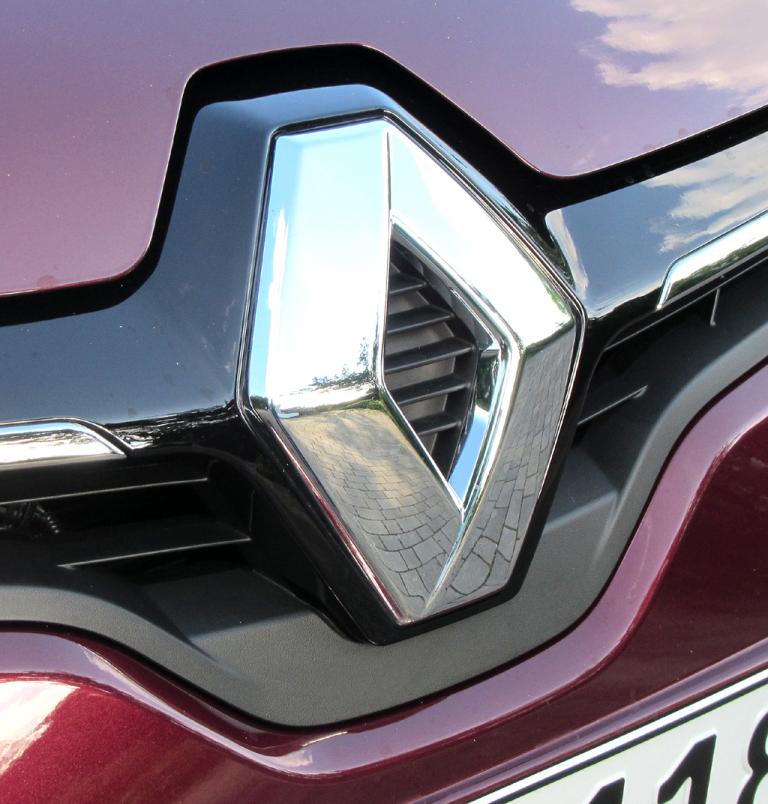 Renault Mégane CC: Das Markenlogo ragt vorn groß in die Motorhaube hinein. 