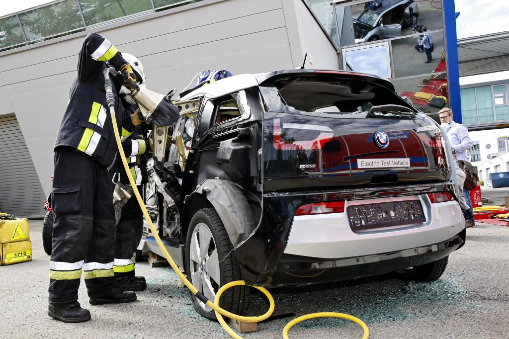 SPOTPRESS: Rettung aus einem Carbon-Fahrzeug - Gesplitterte Erkenntnisse