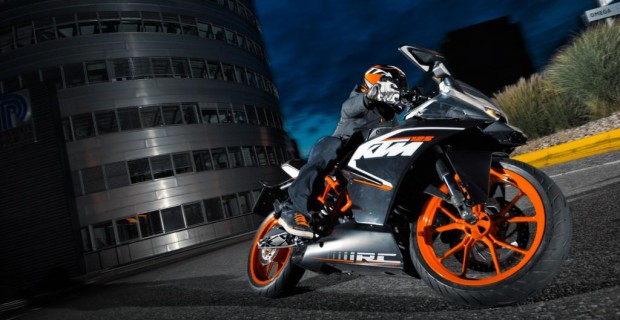 Seit 2013 beherrscht KTM seiner 125 Duke europaweit die Achtelliter-Klasse für den Führerschein A1 mit. Jetzt legen die Österreicher die Sportversion KTM RC 125 nach.