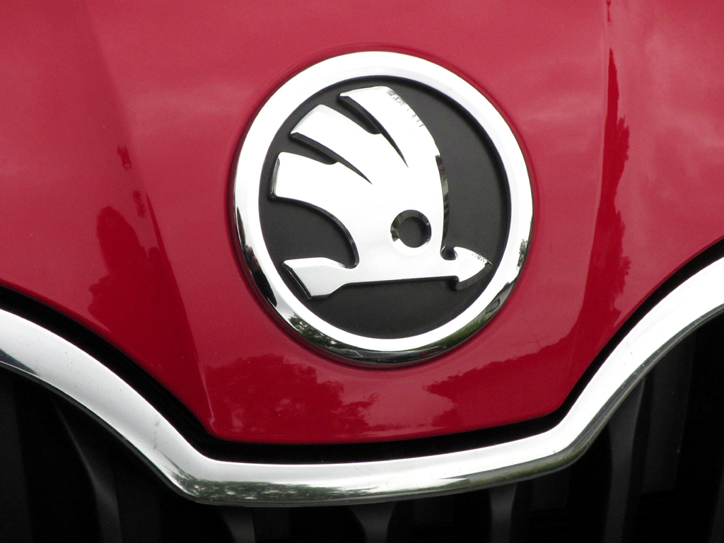 Skoda Rapid Spaceback: Das Markenlogo sitzt vorn auf der Motorhaube. 