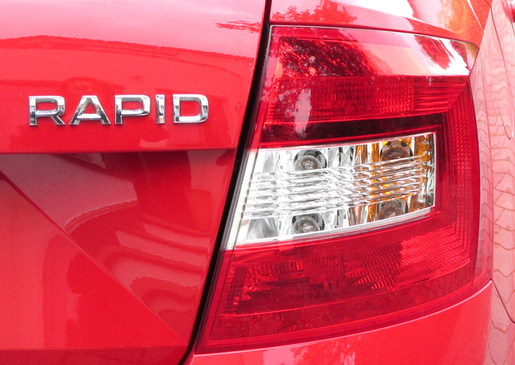 Skoda Rapid Spaceback: Moderne Leuchteinheit hinten mit Modellschriftzug. 
