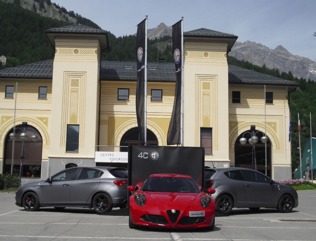 Sportliches Alfa-Trio: 4C, Mito und Giulietta vor dem Palazzo delle Feste.