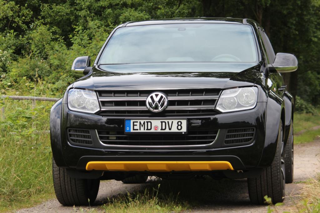 Und wo man dort schon verdammt verbissen aufs Pedal stapfen muss, um tatsächlich die versprochenen 180 km/h zu schaffen, hat man im V8 Passion noch bei 200 Sachen ein Lächeln im Gesicht und nur den großen Zeh am Gas. 