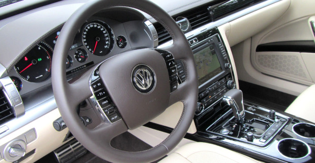 VW Phaeton: Blick ins noble Cockpit.