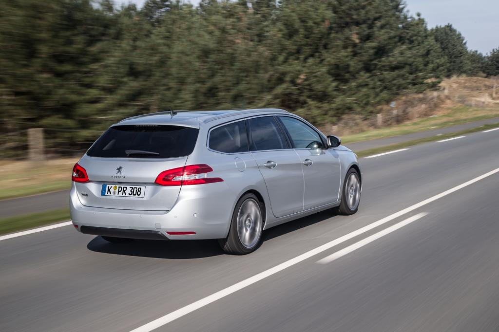 Vom Standard-Fünftürer unterscheidet sich der Kombi aufgrund des elf Zentimeter längeren Radstands durch deutlich mehr Platz im Kofferraum und einen bescheidenen Aufpreis.