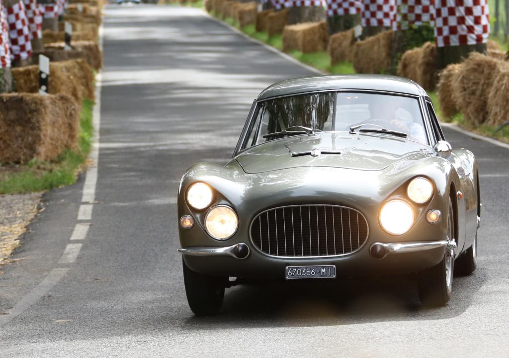 Von 1952 bis 1954 stellte Fiat 114 Exemplare des 8V her. Ein einziges (Foto) hatte eine Karosserie aus Fiberglas