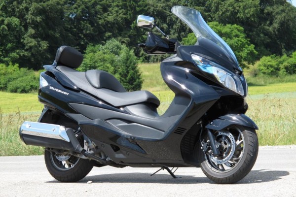 Vor 15 Jahren begründete der Suzuki Burgman 400 die Gattung der sogenannten Maxi-Scooter. Inzwischen ist die mittlerweile vierte Generation angetreten.,
