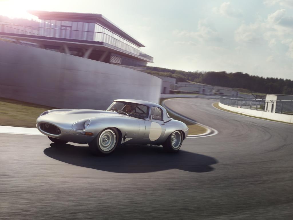 Wie ihre historischen Vorbilder haben die E-Types Baujahr 2014 ebenfalls eine Aluminium-Karosserie, Kernkomponente des „Lightweight“