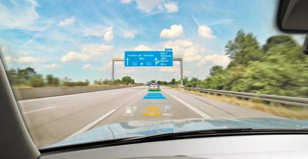 Zeigt ein herkömmliches Navigationssystem eine Route auf einem Bildschirm, bettet Augmented Reality die Informationen in das Verkehrsgeschehen ein