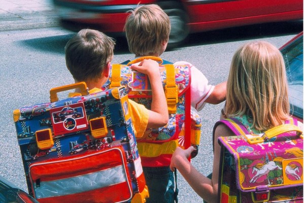  Damit Kinder selbstständig und unbeschadet unterwegs sein können, müssen sie früh lernen, Gefahren zu erkennen und Verkehrsregeln einzuhalten. 