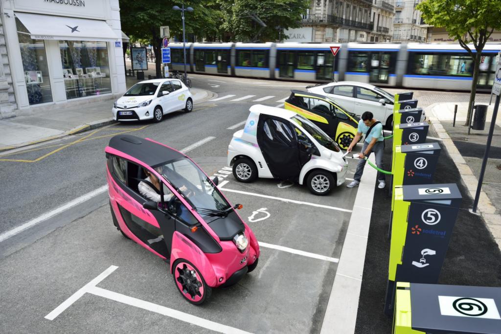  Der Akku reicht schon bei gemäßigtem Tempo für höchstens 50 Kilometer, bevor der i-Road für bis zu sechs Stunden an die Steckdose muss.