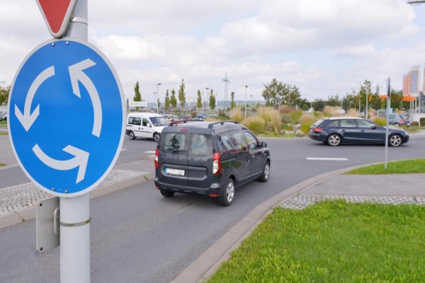 Recht: Vorfahrt im Kreisverkehr - Fahrverhalten dem Kreisel anpassen