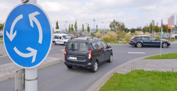 Recht: Vorfahrt im Kreisverkehr - Fahrverhalten dem Kreisel anpassen