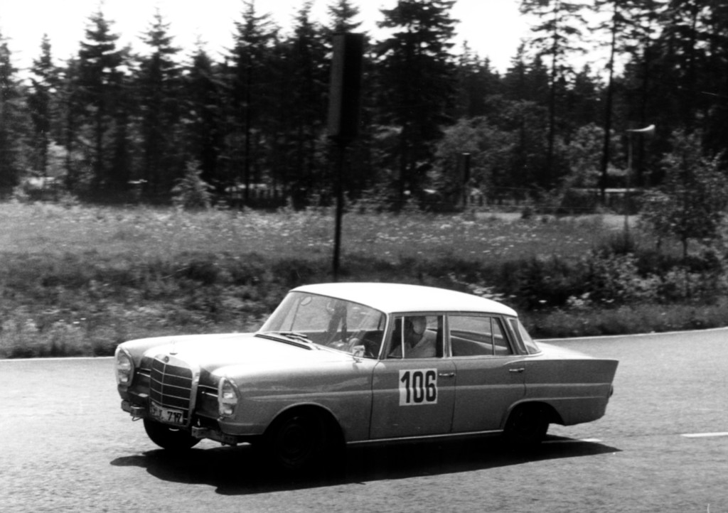 Mit der Heckflosse auf die Nordschleife