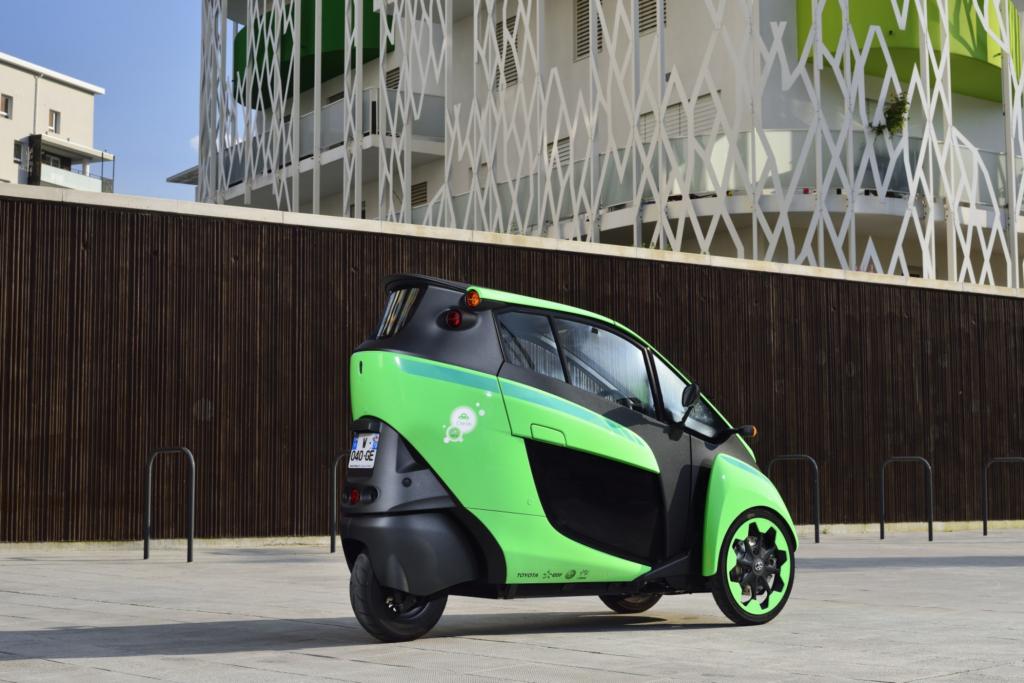 . Vom Auto zum Beispiel kommen neben dem vergleichsweise konventionellen Cockpit die beiden angetrieben Vorderräder, in denen bei Toyota erstmals elektrische Radnaben-Motoren installiert sind. 