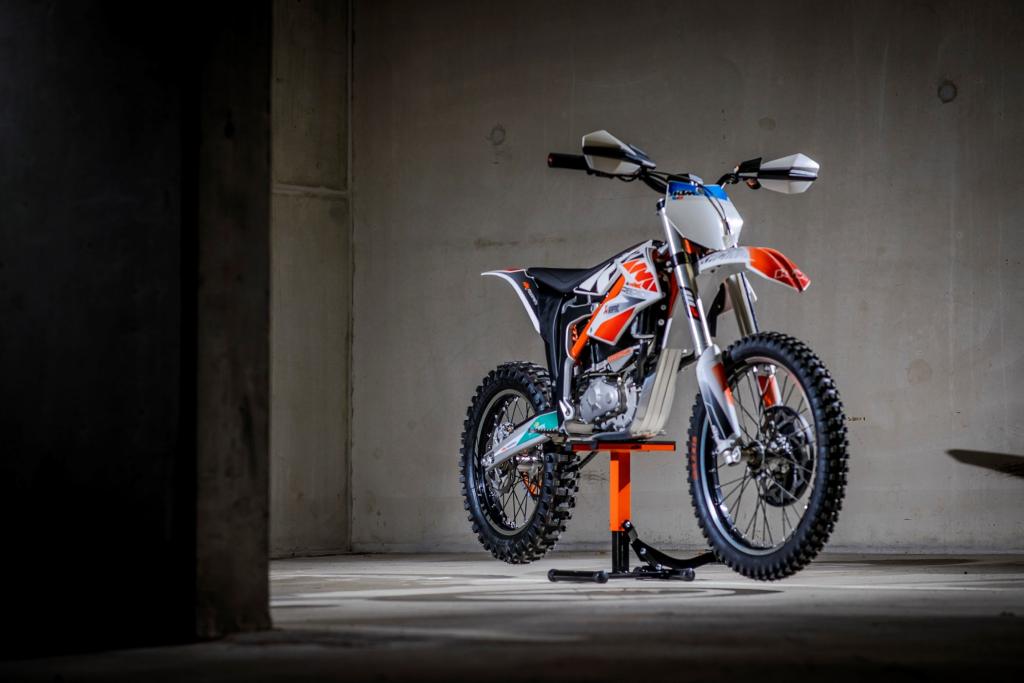 2,6 kWh beträgt die Kapazität der 260 Volt-Batterie. Je nach Intensität der Belastung kann man mit einer Füllung rund eine bis nahezu zwei Stunden fahren, sagt KTM
