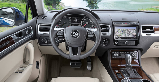 Volkswagen erneuert die Optik des Touareg und legt auch in der Technik nach.