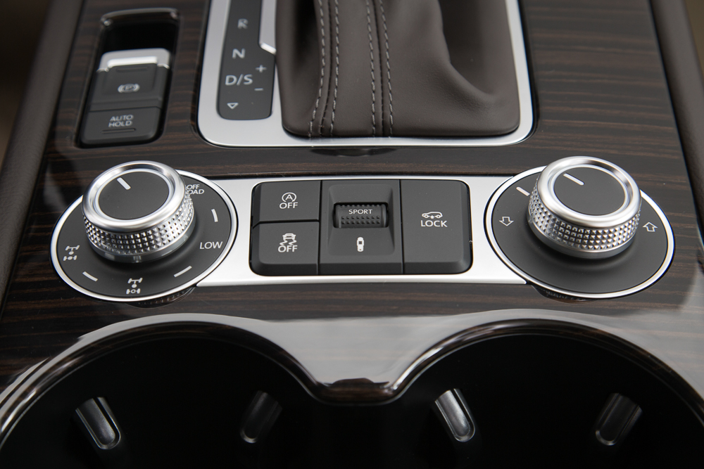 Volkswagen erneuert die Optik des Touareg und legt auch in der Technik nach.