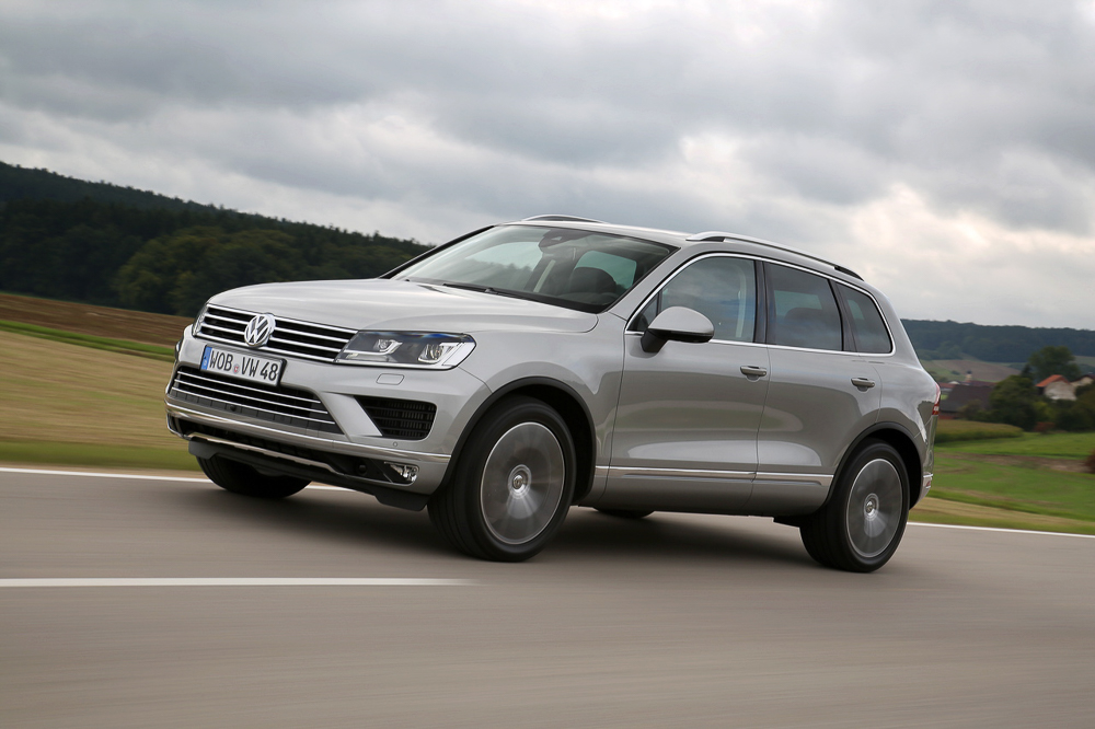 Volkswagen erneuert die Optik des Touareg und legt auch in der Technik nach.