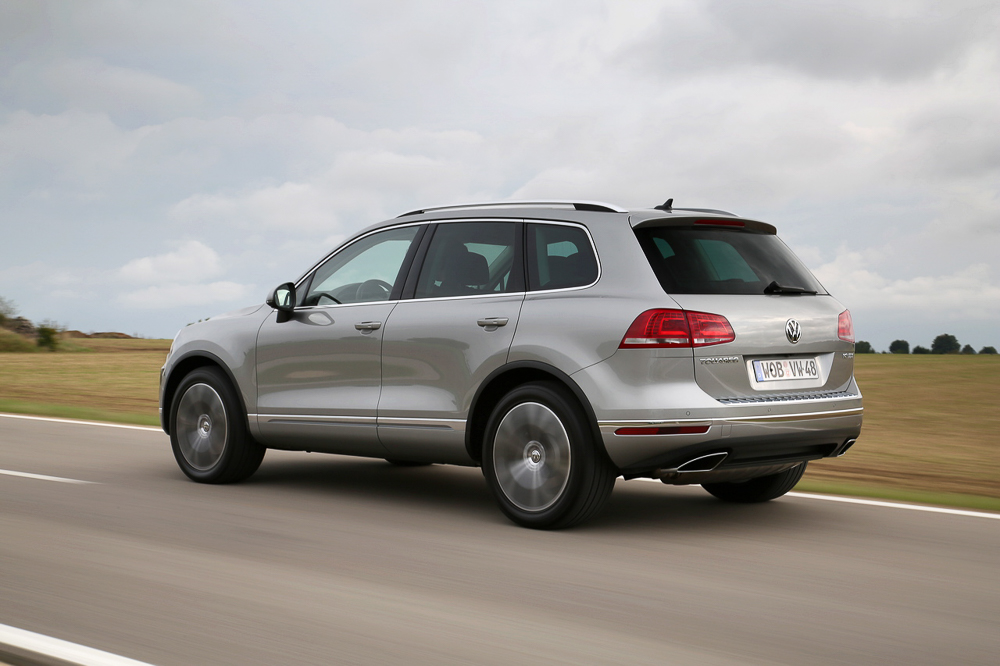 Volkswagen erneuert die Optik des Touareg und legt auch in der Technik nach.
