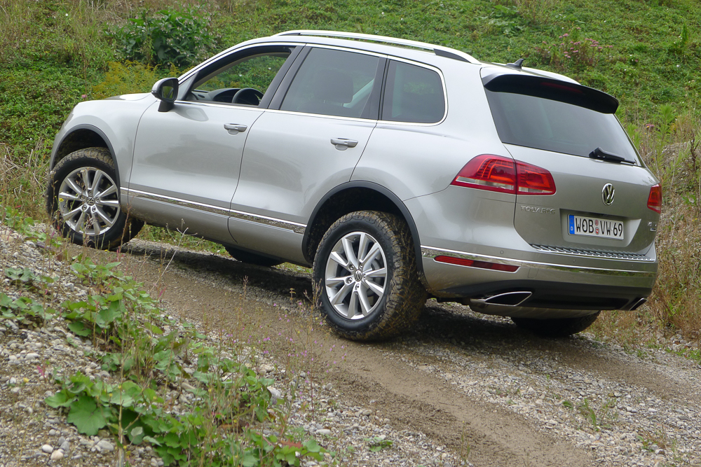 Volkswagen erneuert die Optik des Touareg und legt auch in der Technik nach.