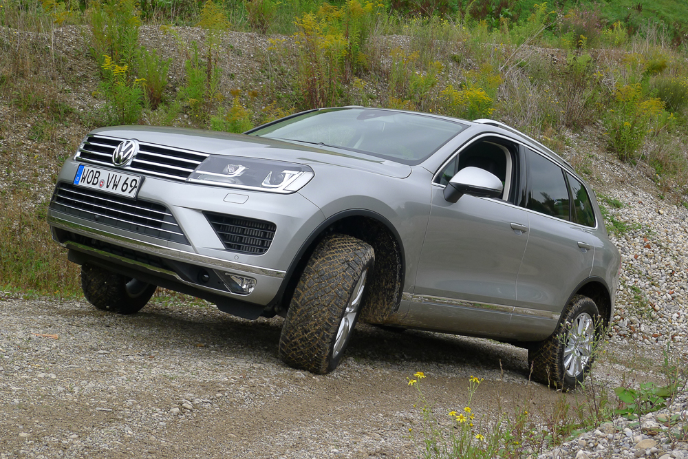 Volkswagen erneuert die Optik des Touareg und legt auch in der Technik nach.