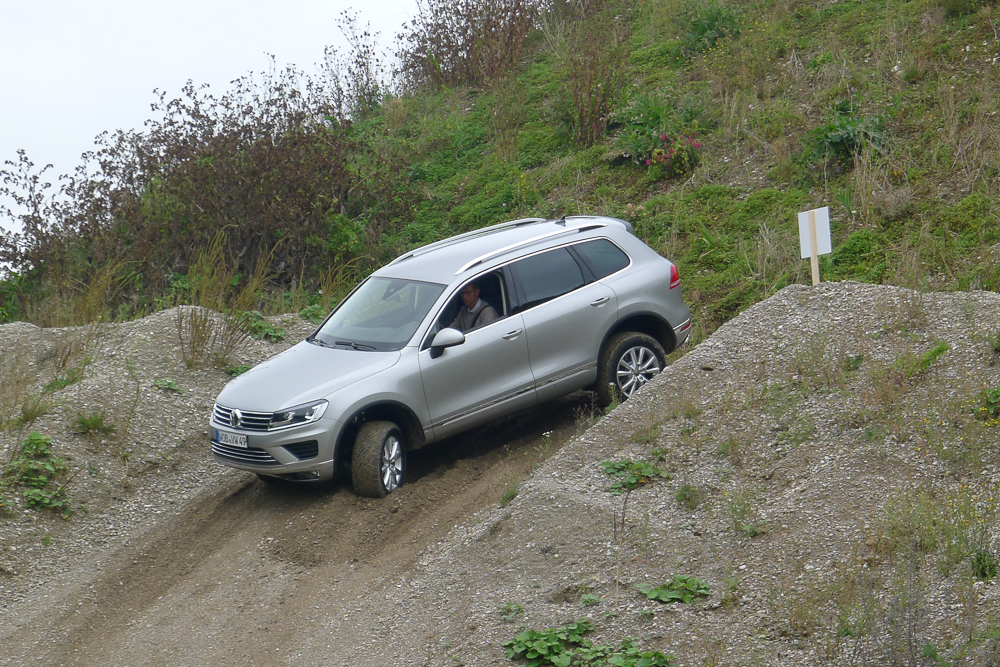 Volkswagen erneuert die Optik des Touareg und legt auch in der Technik nach.