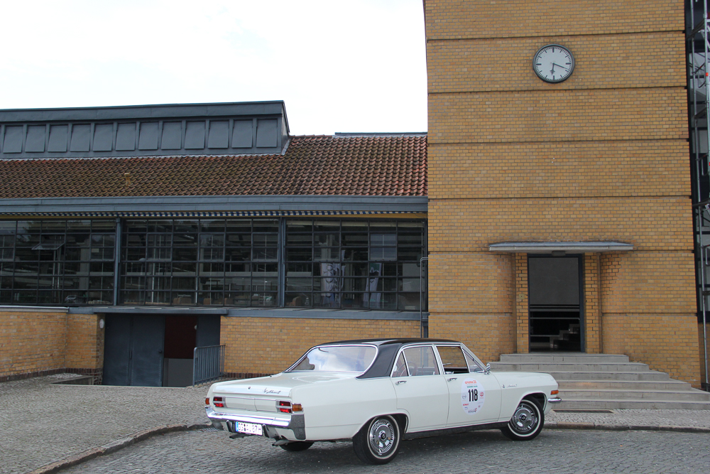 Opel Admiral vor Unesco Welt Kulturerbe