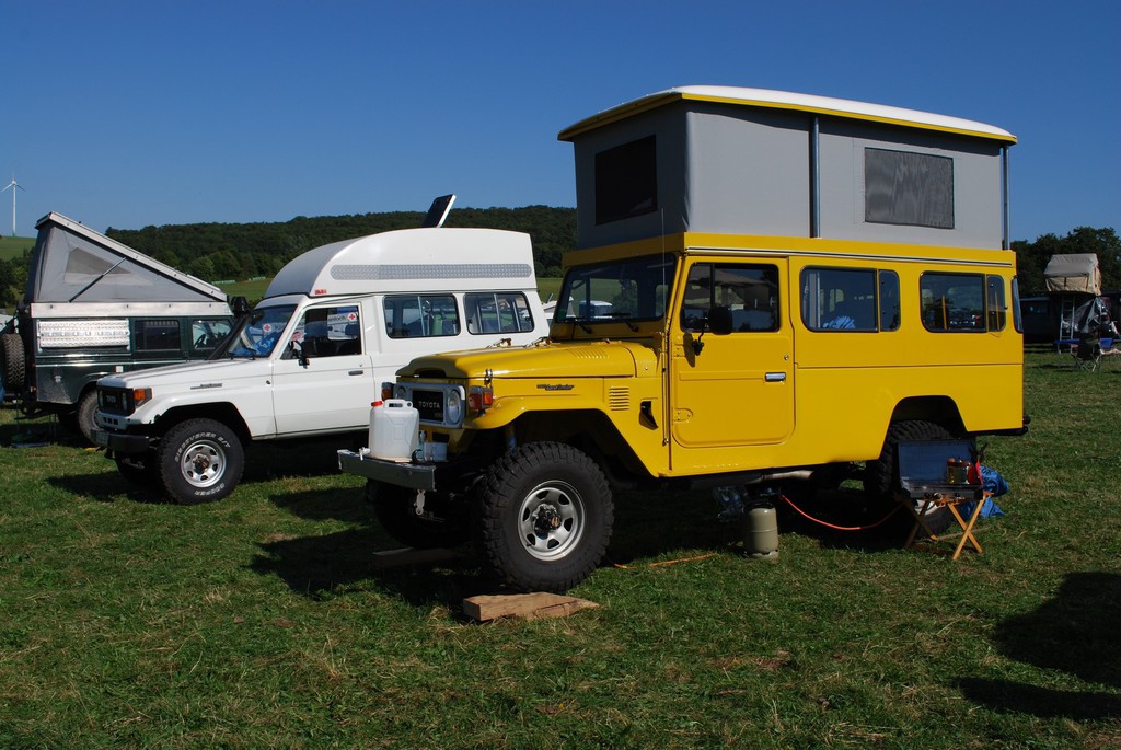 750 Toyota Land Cruiser auf einen Haufen
