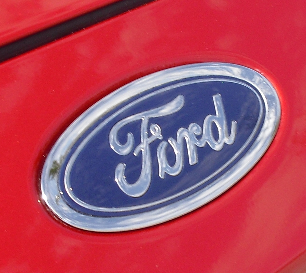 Ford Focus: Das Markenlogo sitzt vorn über dem Kühlergrill.