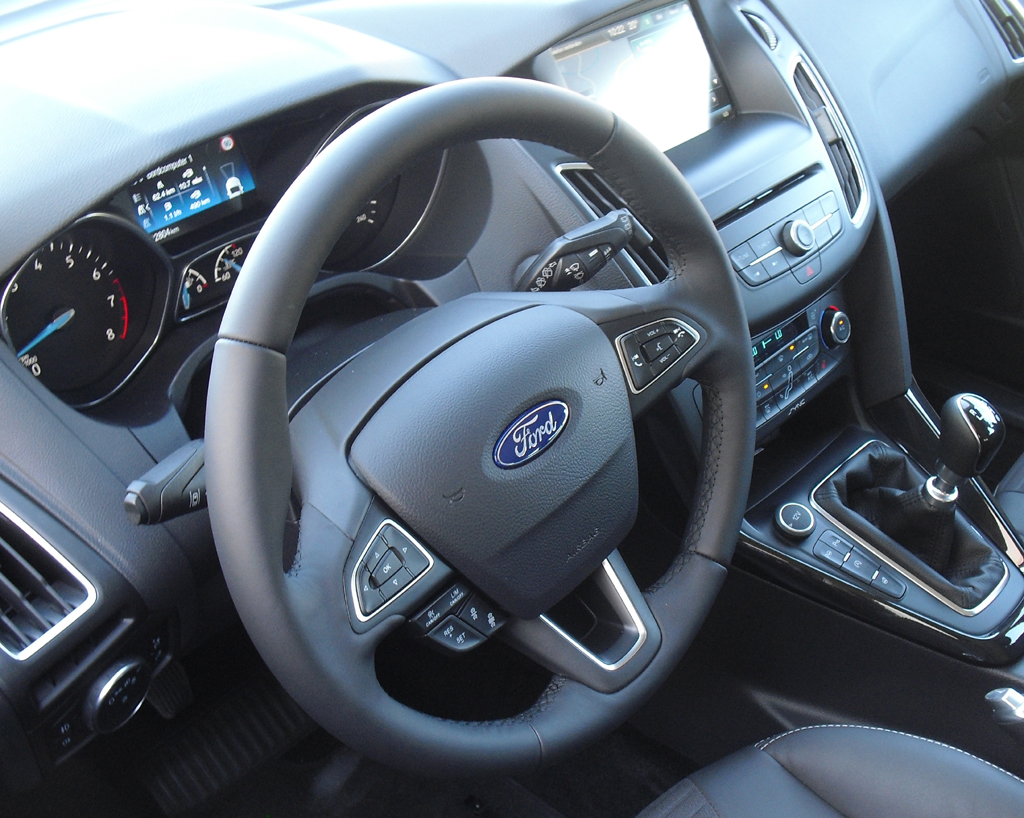 Ford Focus: Blick ins Cockpit, wo die Bedienung jetzt deutlich leichter ist.