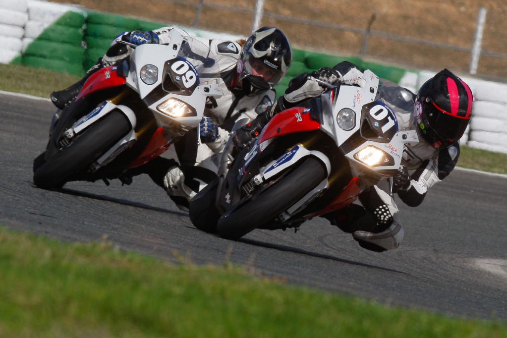 BMW schickt Motorrad-Ladies auf die Piste