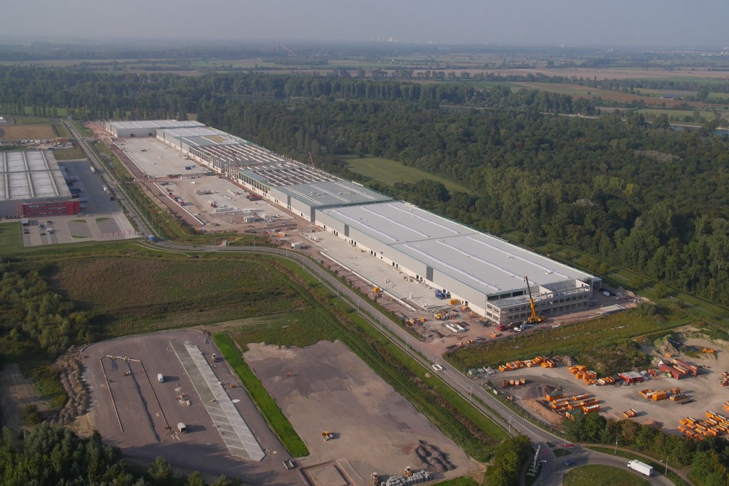 Daimler feiert Richtfest für Logistikzentrum