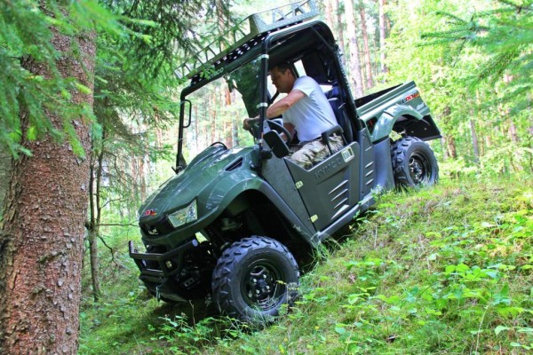 Dank zuschaltbarem Allradantrieb und Bergabfahrhilfe kommt der Kymco auch sicher durch steiles Gelände.