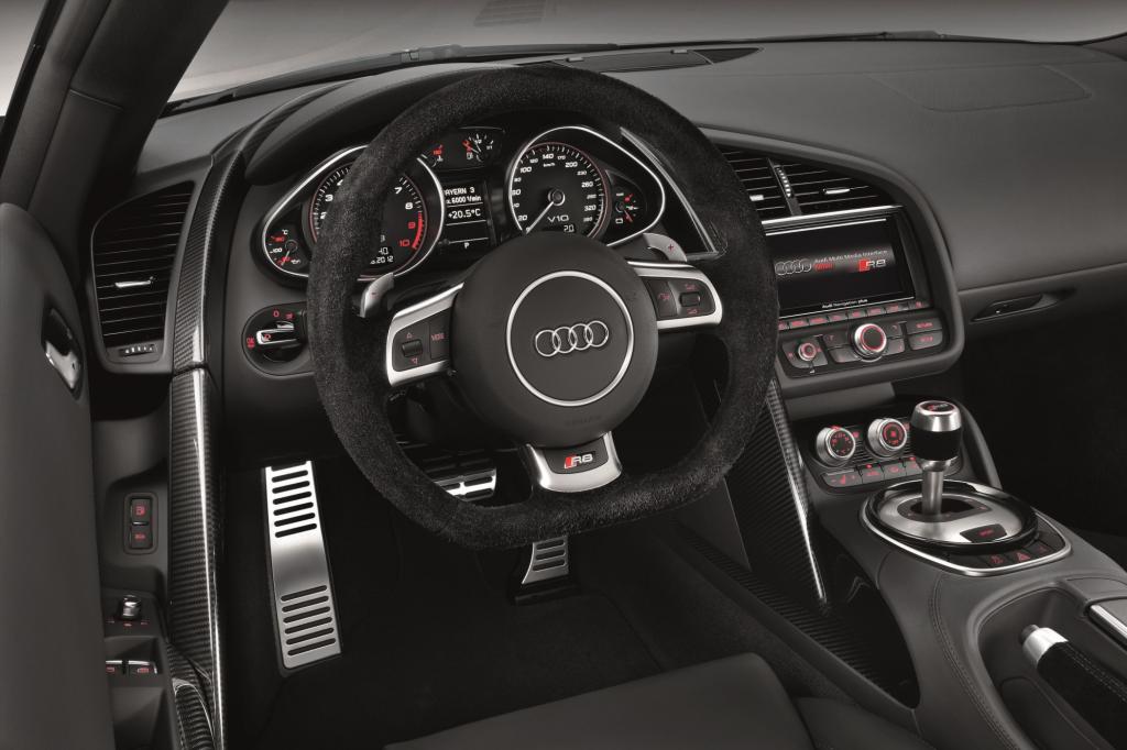 Das Cockpit ist etwas kühl, aber hervorragend verarbeitet