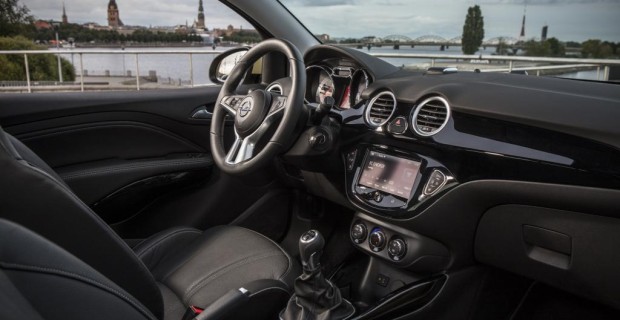 Das schon aus den anderen Adam-Varianten bekannte Interieur gefällt durch sein ansprechendes Design sowie seine haptisch angenehmen Materialien