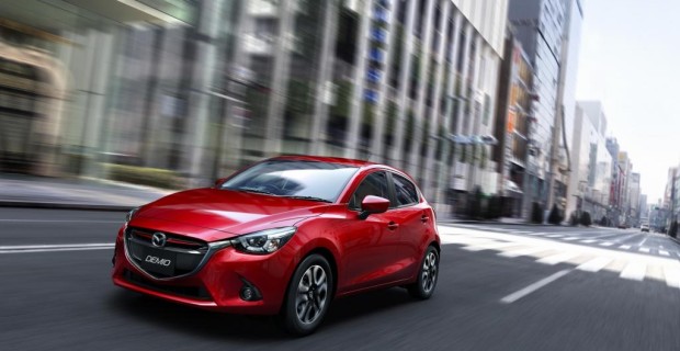 Der Mazda2 reiht sich in Paris in die Riege der neuen Kleinwagen ein. In Sachen Elektronik will das kleinste Modell der Japaner unter anderem mit einem umfangreichen Programm an Assistenzsystemen und einer neuen Handy-Integration punkten