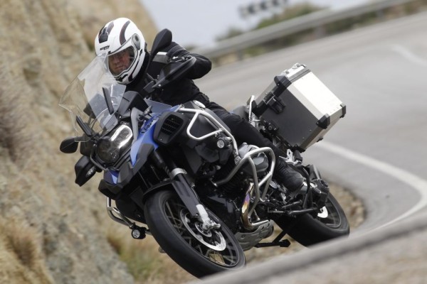 Die Adventure-Variante der so überaus erfolgreichen BMW R 1200 GS stellt ihre Talente unübersehbar zur Schau: Startklar zur Reise durch Afrika – so wirkt diese mächtige Reiseenduro. 