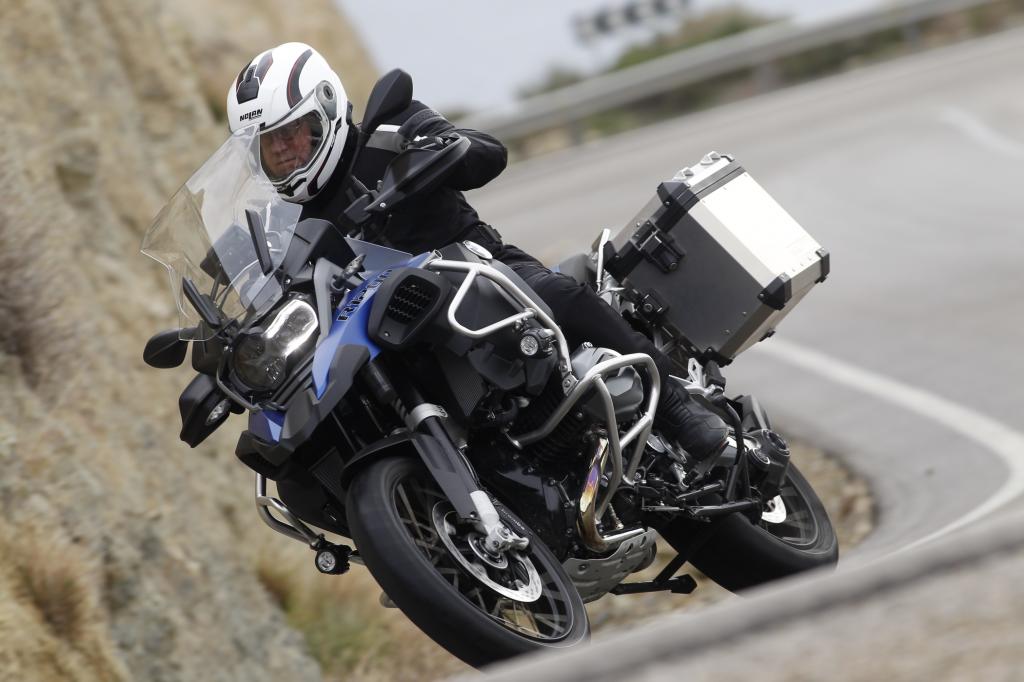 Die Adventure-Variante der so überaus erfolgreichen BMW R 1200 GS stellt ihre Talente unübersehbar zur Schau: Startklar zur Reise durch Afrika – so wirkt diese mächtige Reiseenduro. 