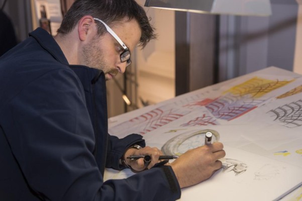 Die Designer bringen zunächst ihre Ideen mittels Stift zu Papier