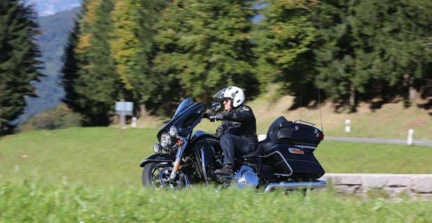Die Electra Glide Ultra Limited Low ist kaum als Neuheit erkennbar, aber: Wo kleinere Menschen mächtig viel Konzentration benötigen, um den Achtzentner-Eisenhaufen in der Senkrechten zu halten, fällt dies bei der „Low“ deutlich leichter. 