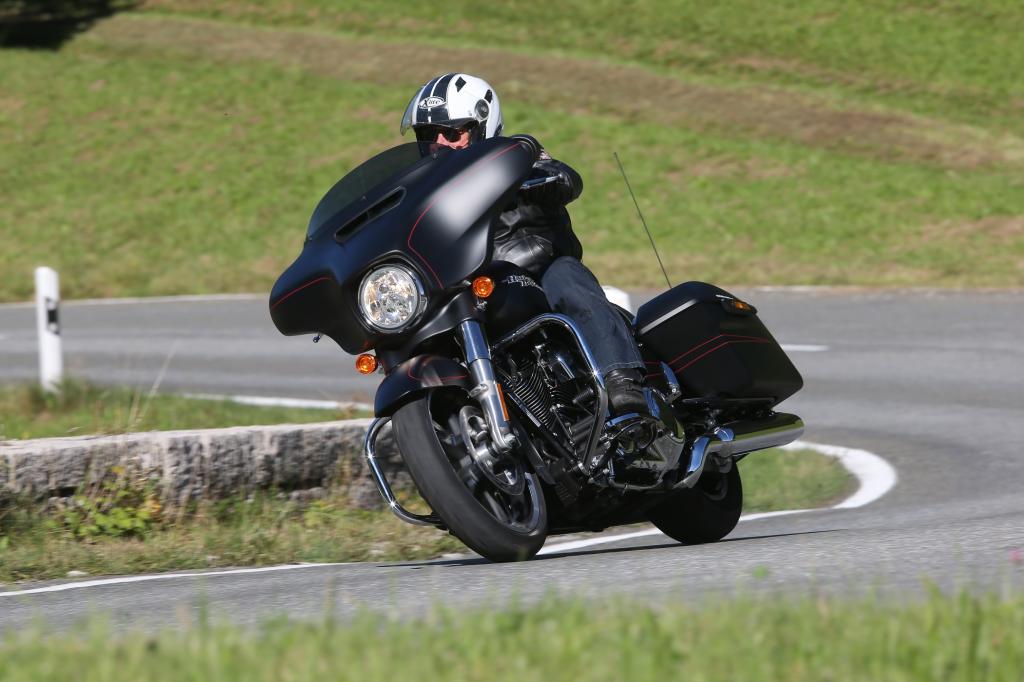 Die Street Glide Special trägt die seit Jahren bekannte „Bat Wing“-Verkleidung mit einer sehr, sehr niedrigen Scheibe 