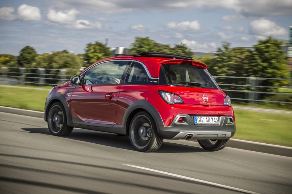 Ein paar SUV-ähnliche Anbauteile wie ein angedeuteter Unterbodenfahrschutz, robuste Seitenschweller sowie Einfassungen der großen Radhäuser unterstreichen den Buddelhosen-Look