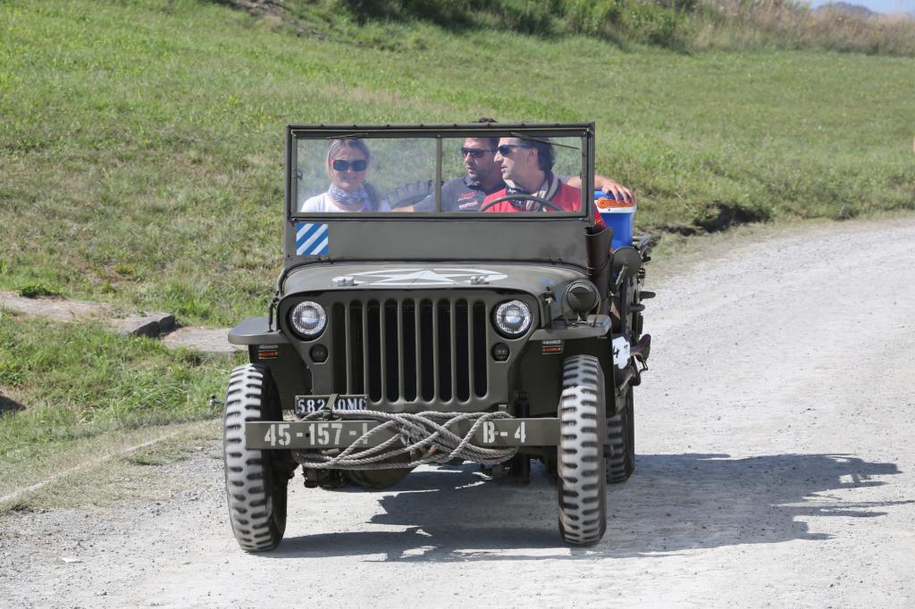 Einst als Kriegsgerät entwickelt, inzwischen untrennbar mit dem Geschmack von Freiheit und Abenteuer verbunden und zum Lifestyle-Objekt befördert, feiert sich Jeep selbst