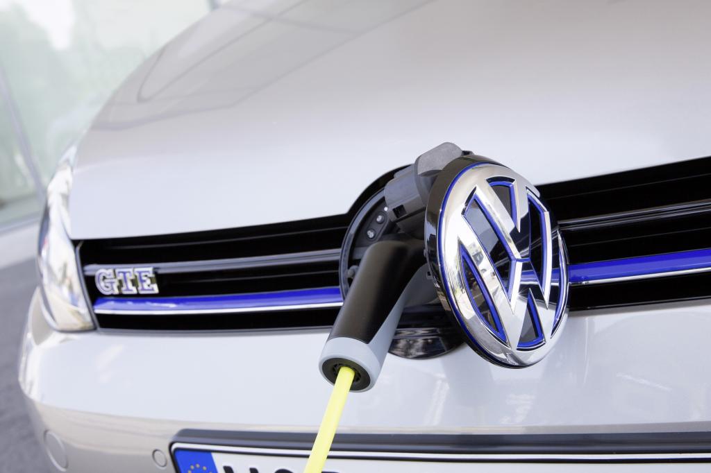Er koppelt einen 150-PS-Benziner mit einem 105 PS starken E-Motor, kann 50 Kilometer abgasfrei unterwegs sein. 