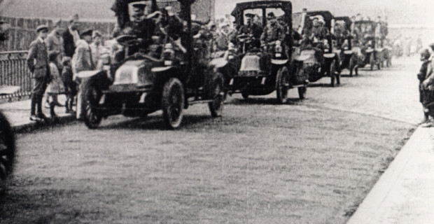 Exklusiv: Vor 100 Jahren zogen zum ersten Mal Autos in einen Krieg