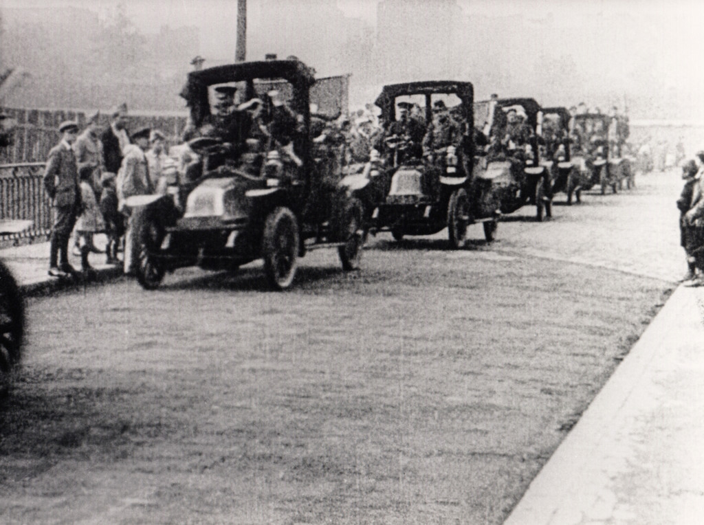 Exklusiv: Vor 100 Jahren zogen zum ersten Mal Autos in einen Krieg