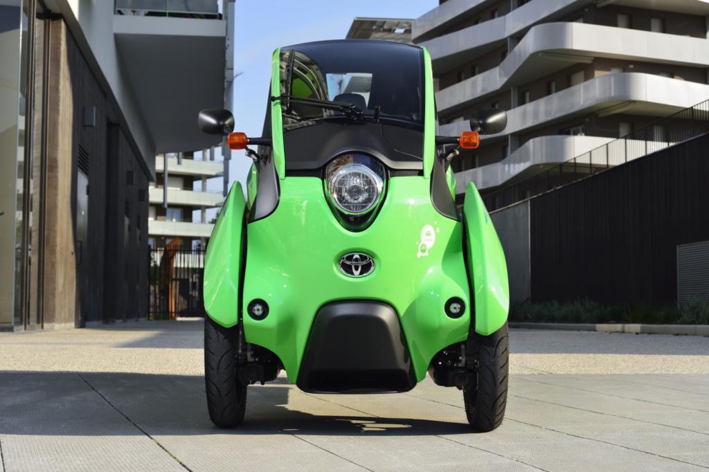 Für den i-Road hat Toyota eine Konstruktion entwickelt, die sich gleichermaßen bei Auto und Motorrad bedient und dazu noch ein paar ganz eigene Ideen umsetzt. 