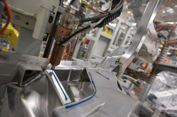 Hightech-Klebstoffe im Auto: Abspecken mit Kleben